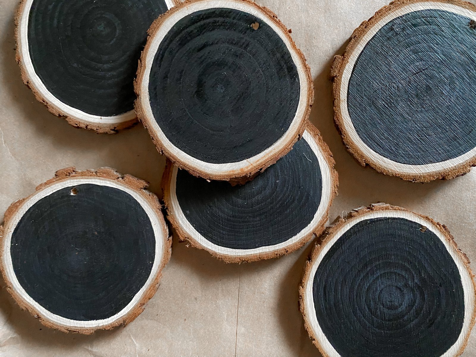 Wood slices with the black chalkboard paint on them